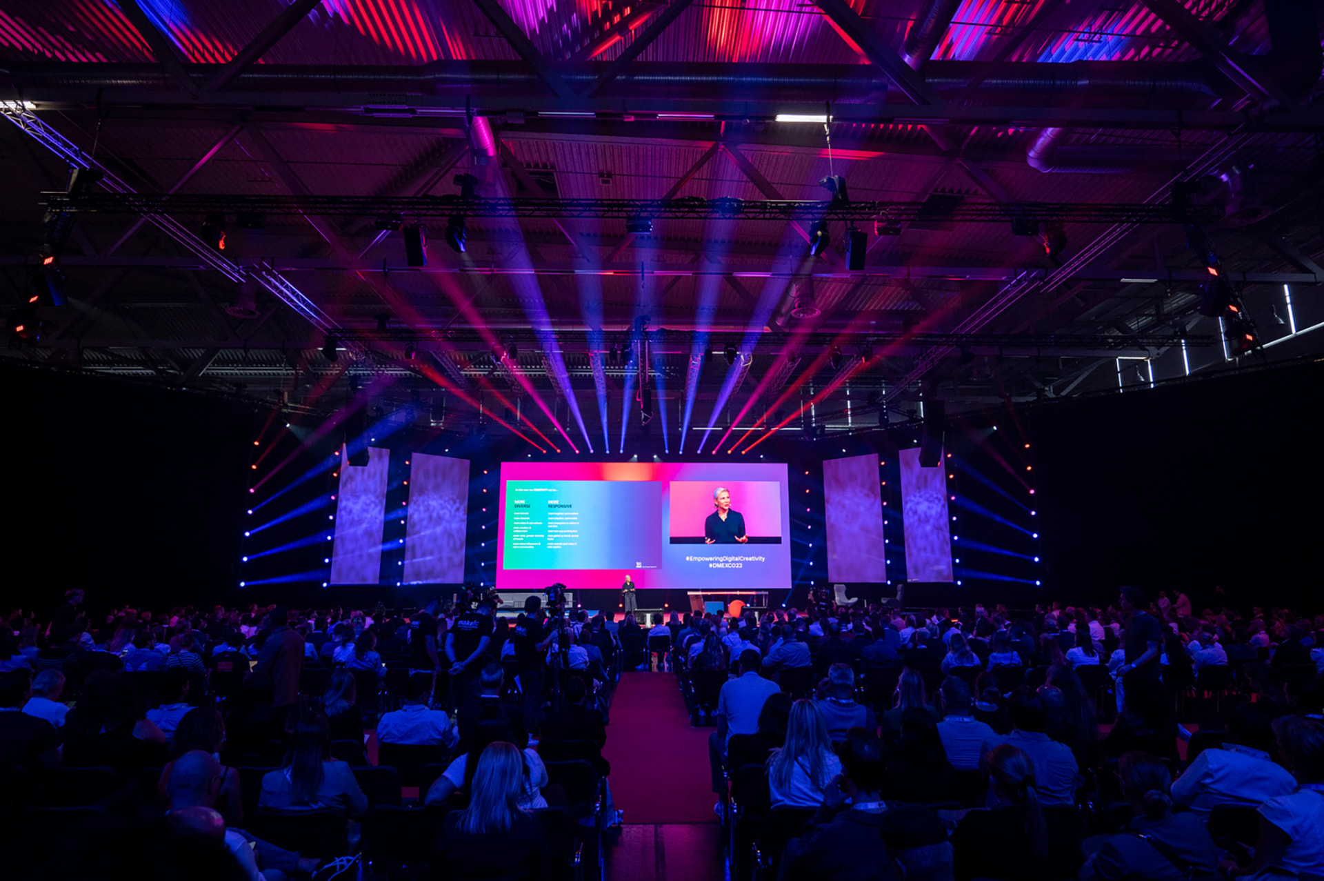 Gefüllte DMEXCO Bühne während eines Fachvortrags