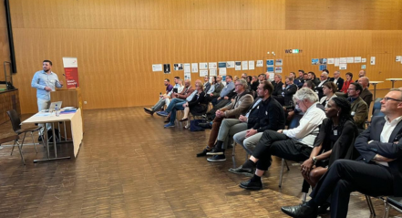 Gezim Recica hält einen Fachvortrag vor Schweizer Unternehmern in Schwyz
